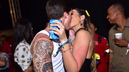 Ex-BBB Gabriel Fop troca beijões com Julia Puzzuoli em festa junina