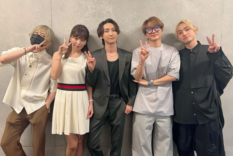 Shinjiro Atae com os colegas do Attack All Around (AAA) — Foto: Reprodução Instagram