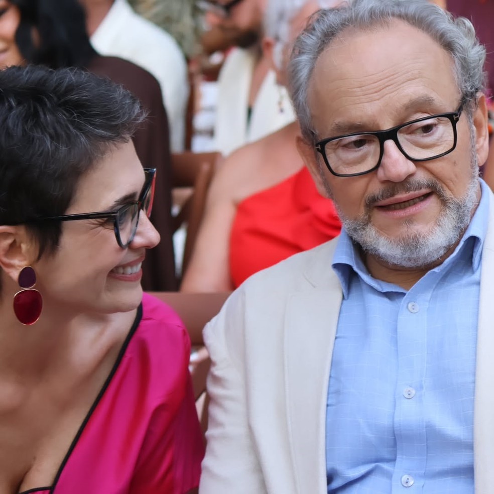 Sandra Annenberg e Ernesto Paglia no casamento de Ronaldo Fraga e Rodrigo Januário em Goiás — Foto: Fernando O Arkanjo
