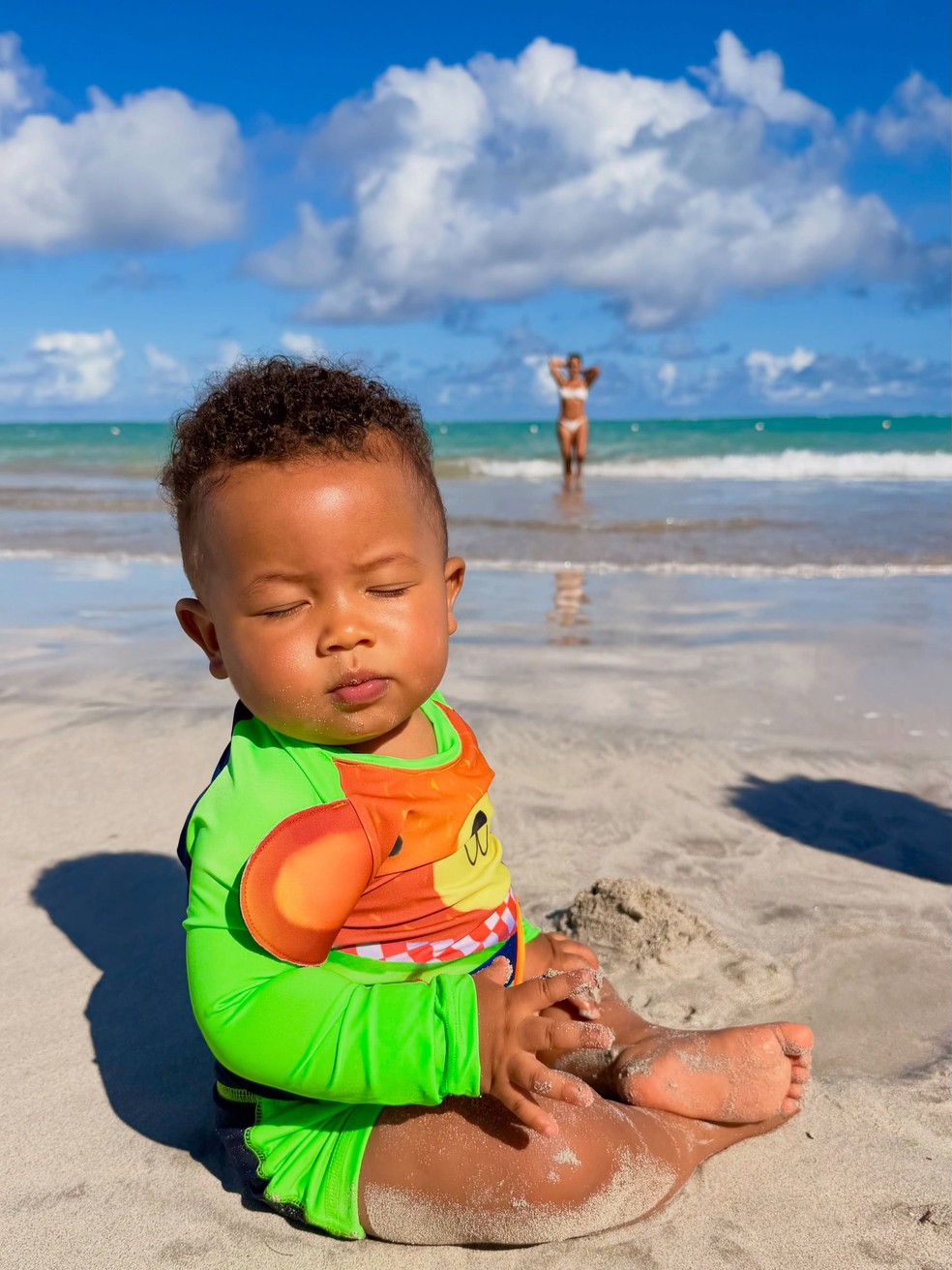 Carol Peixinho curtiu dia de praia em família com Thiaguinho e o filho — Foto: Reprodução/Instagram