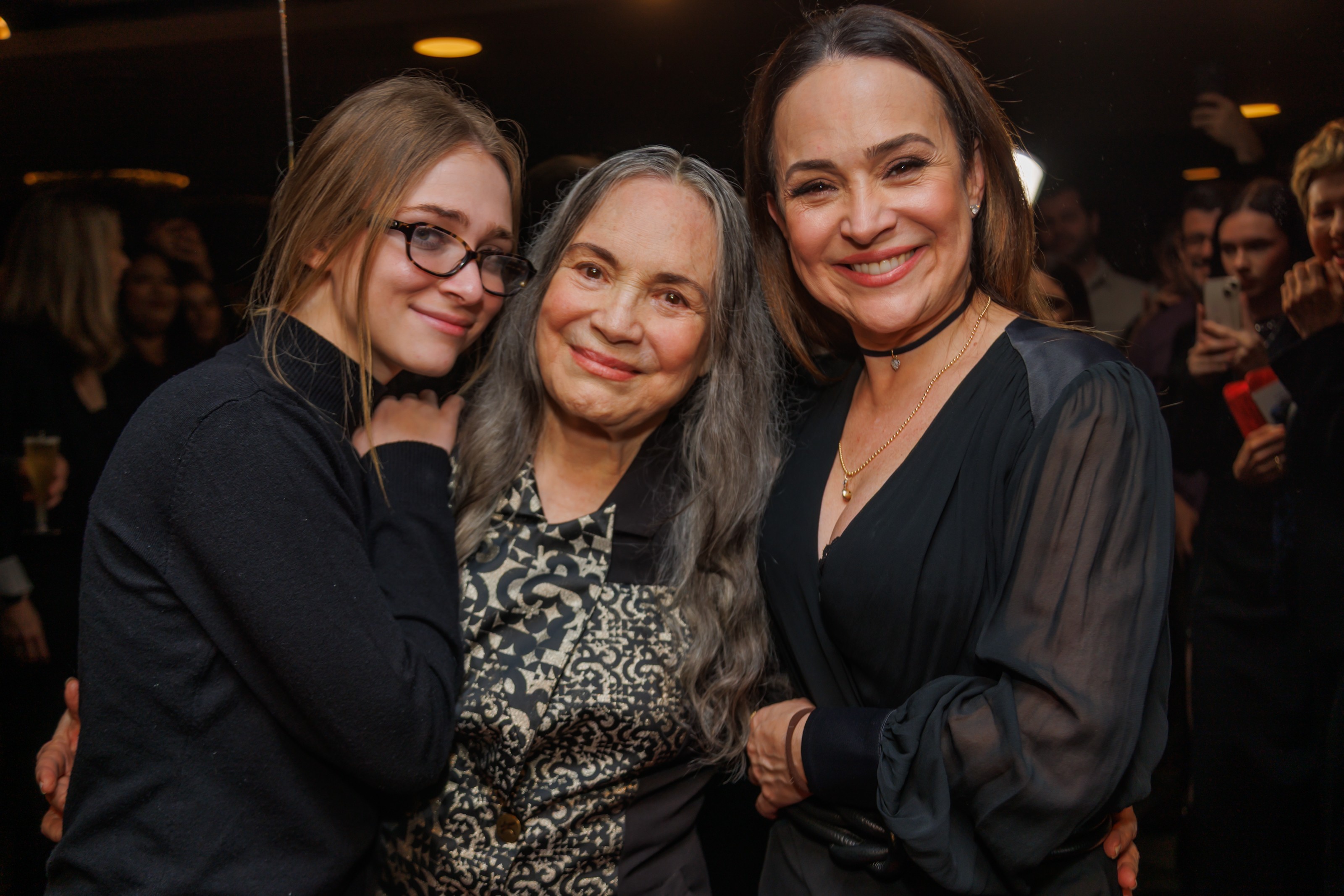 Três gerações: Regina Duarte estreia peça com a filha e é prestigiada por neta - QTU Questões do Universo