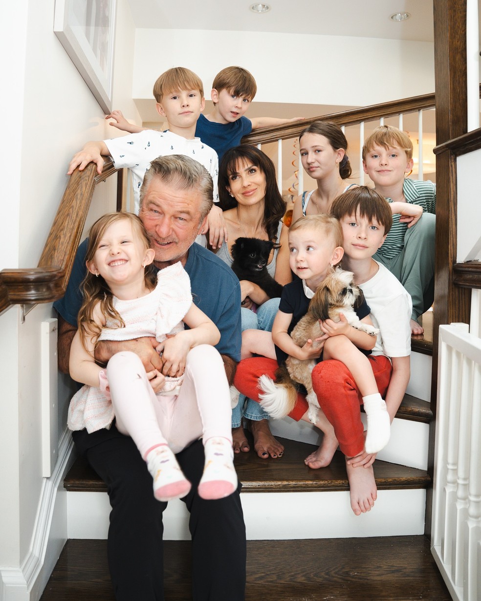 Hilaria Baldwin e Alec Baldwin com os sete filhos: Carmen, Rafael, Leonardo, Romeo, Maria Lucia, Eduardo e Ilaria — Foto: Reprodução/Instagram