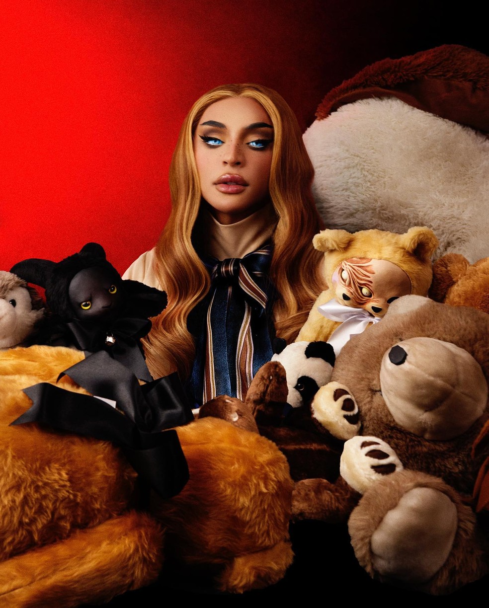Pabllo Vittar se fantasia de boneca M3gan pra show — Foto: Reprodução/Instagram