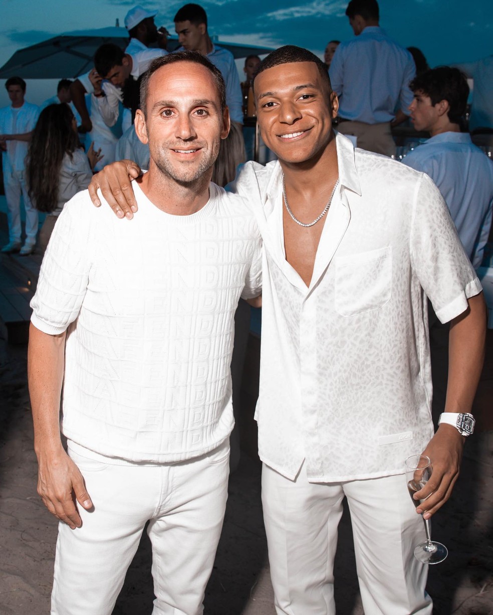 Jogador Mbappé posa para foto ao lado de JayZ em 'festa do branco