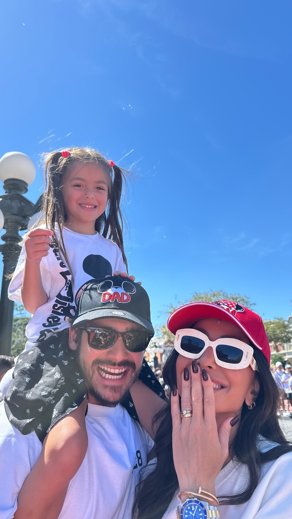 Sabrina Sato e Nicolas Prattes curtem Disney com Zoe — Foto: Reprodução/Instagram