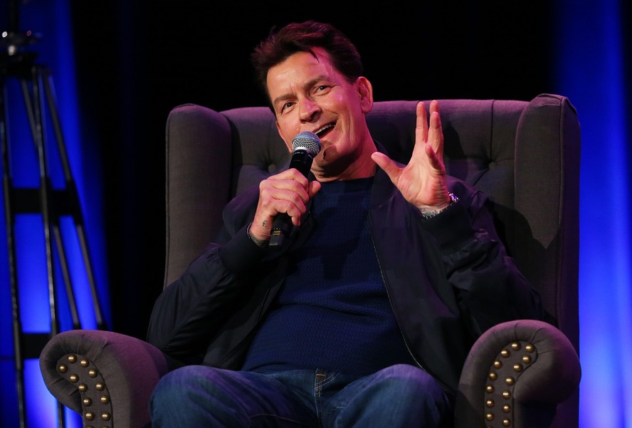 Charlie Sheen fala pela primeira vez sobre experiências sexuais com ...
