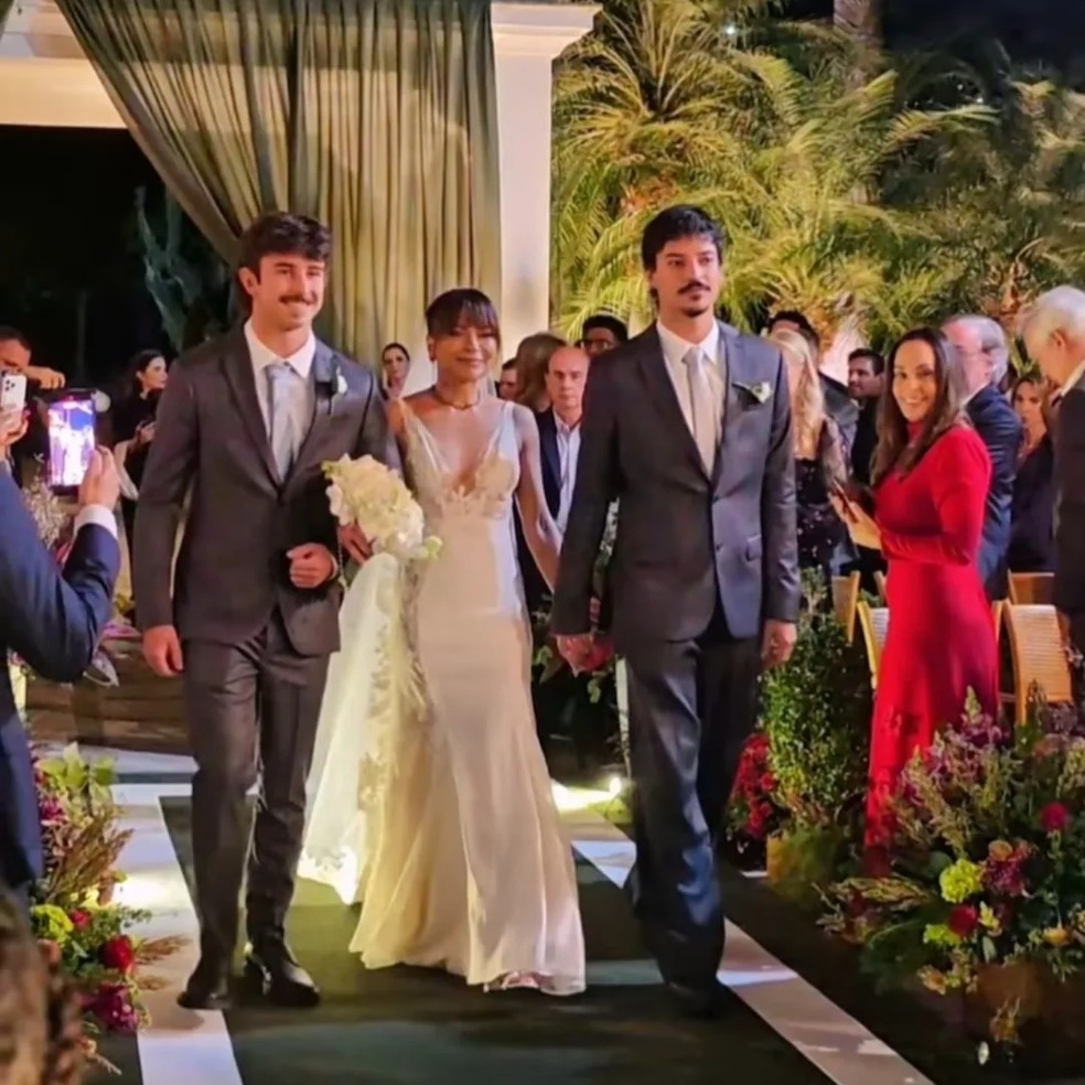 Anna Lima caminha ao altar de braços dados com os filhos, Tom e Davi — Foto: Reprodução/Instagram