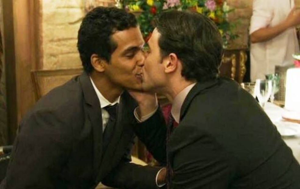 Cena de beijo entre os personagens de Marcello Melo Jr. e Cláudio Lins em 'Babilônia' (Globo, 2015) — Foto: Reprodução/TV Globo