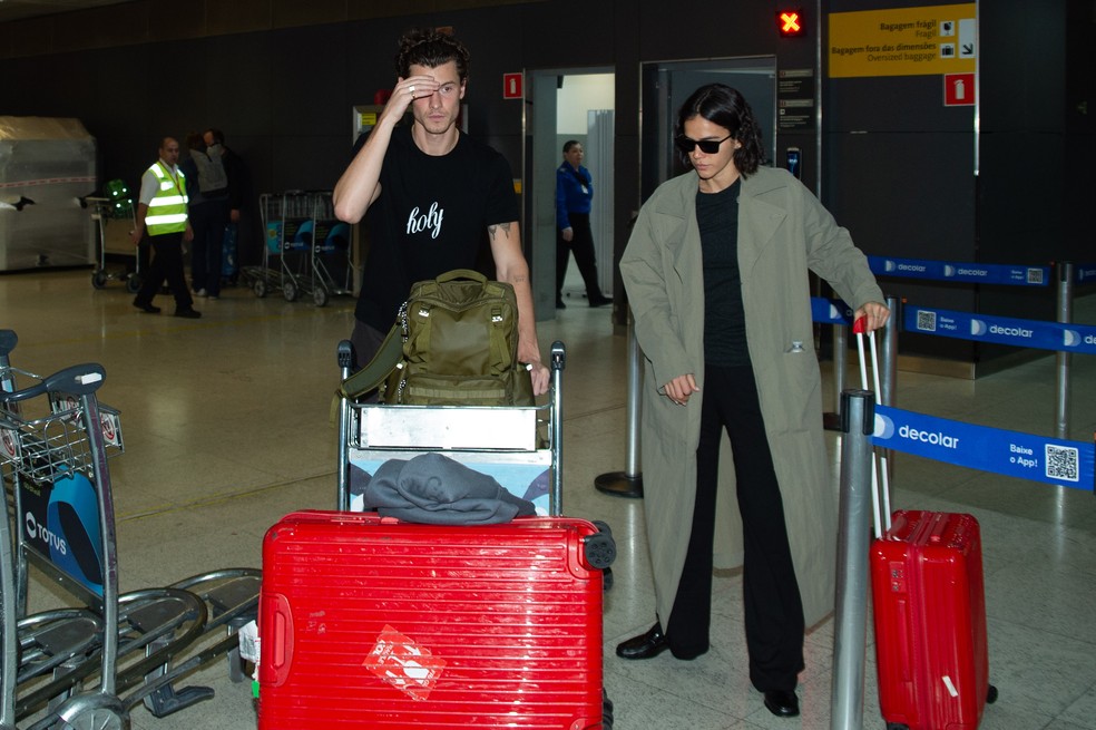 Bruna Marquezine e Shawn Mendes desembarcaram em SP — Foto: Eduardo Martins / Brazil News