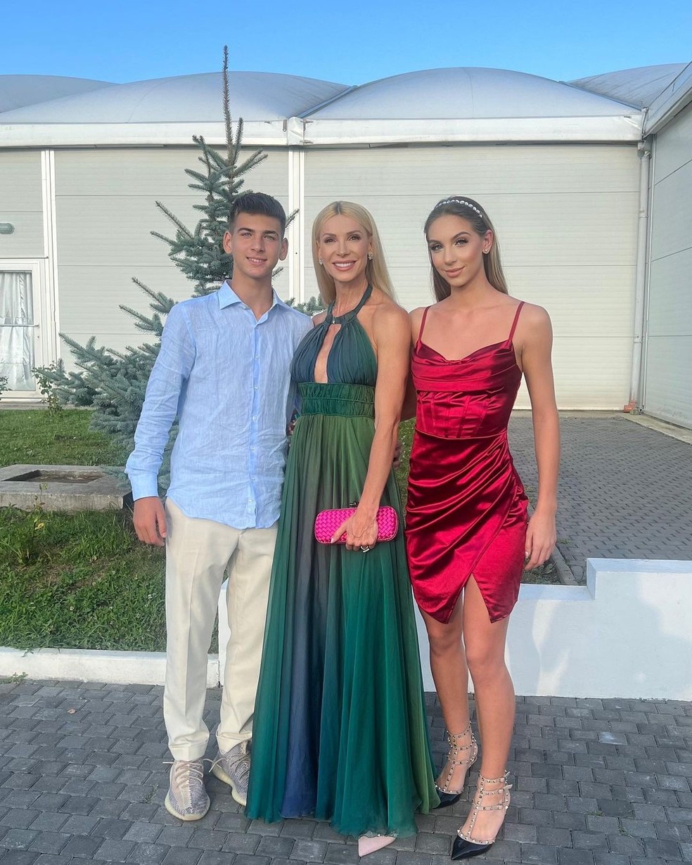 Cristina, ex de Giba, com os filhos Patrick e Nicoll — Foto: Reprodução/Instagram