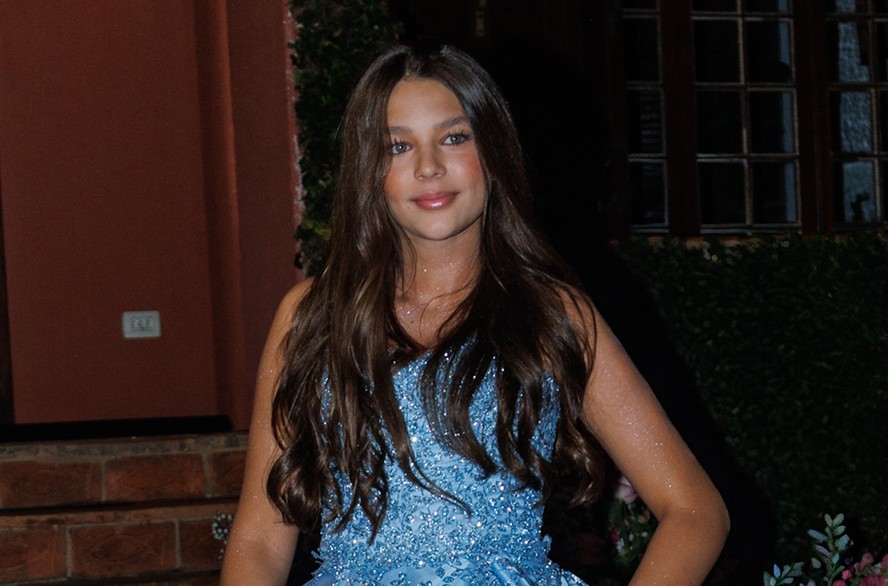 Neta de Leonardo usa vestido de 10 kg em festa e look feito à mão que ...