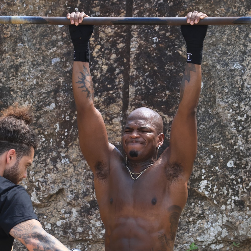 Ne-Yo treina no Arpoador antes de show no Rock in Rio; veja fotos