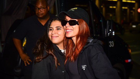 Anitta desembarca em São Paulo e atende fãs no aeroporto