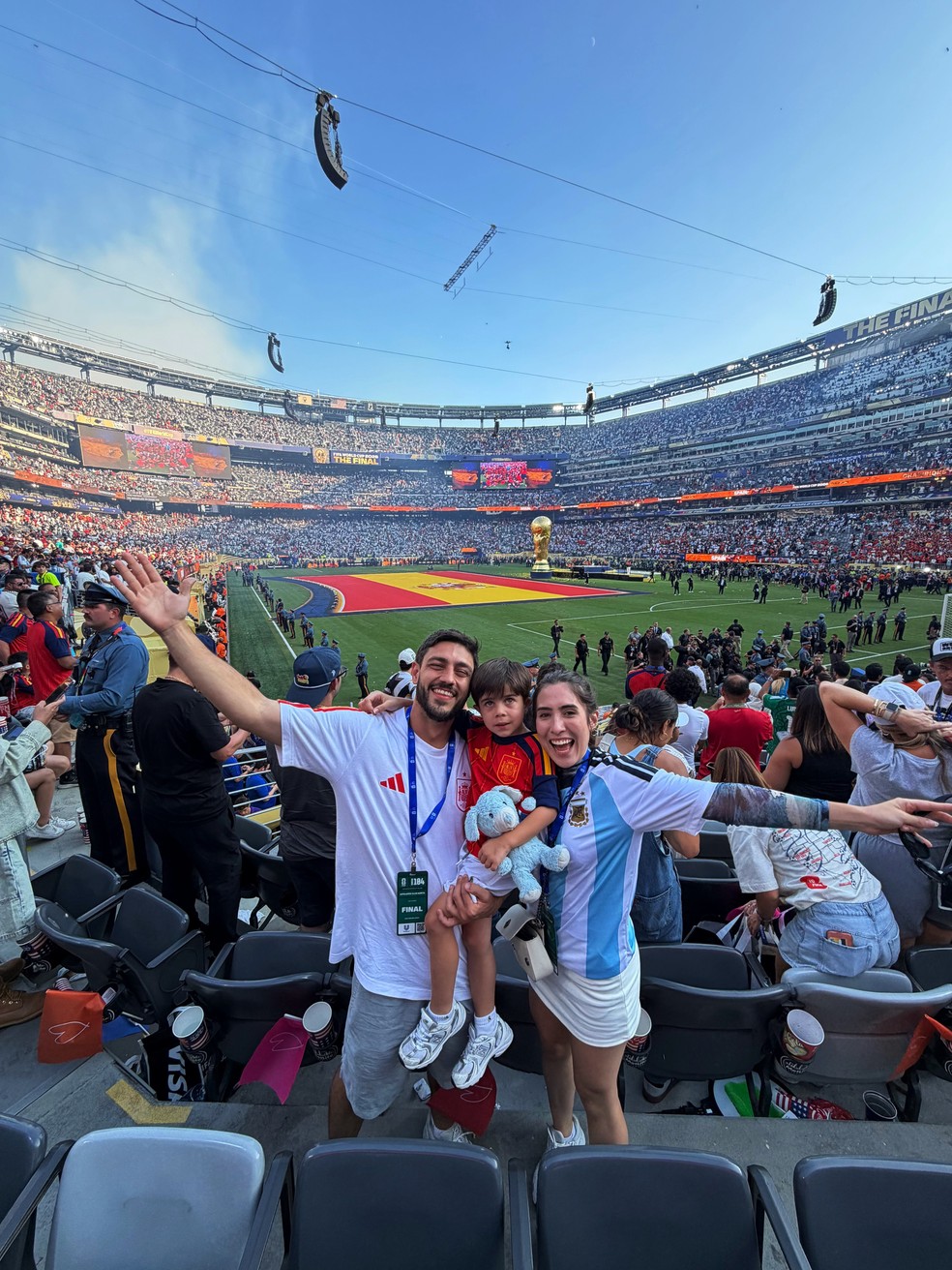 Marina Baldin e André Scardovelli com o filho — Foto: Reprodução/Instagram