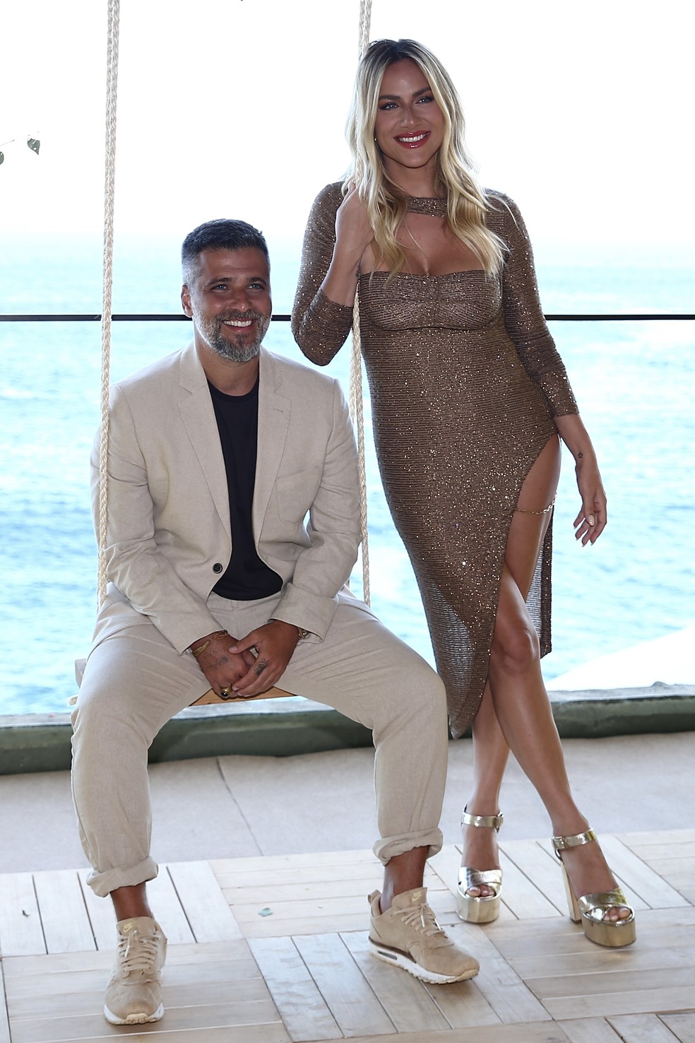 Giovanna Ewbank e Bruno Gagliasso trocam beijos em evento no Rio