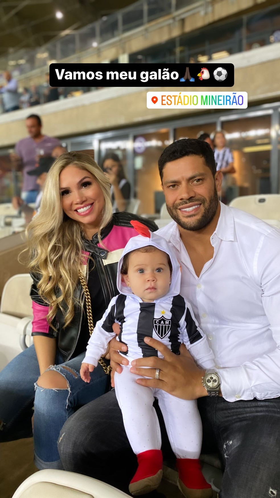 Hulk e Camila Ângelo com a filha, Zaya, em jogo do Atlético Mineiro — Foto: Reprodução/Instagram