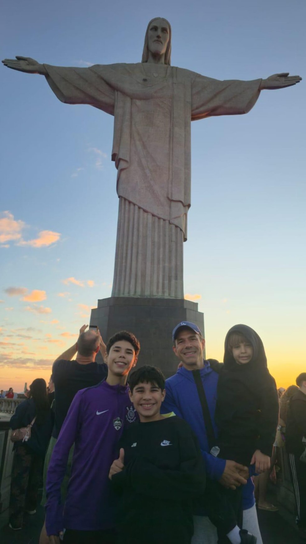 Marcus Buaiz curte passeio no Cristo Redentor com os filhos e o enteado — Foto: Reprodução/Instagram