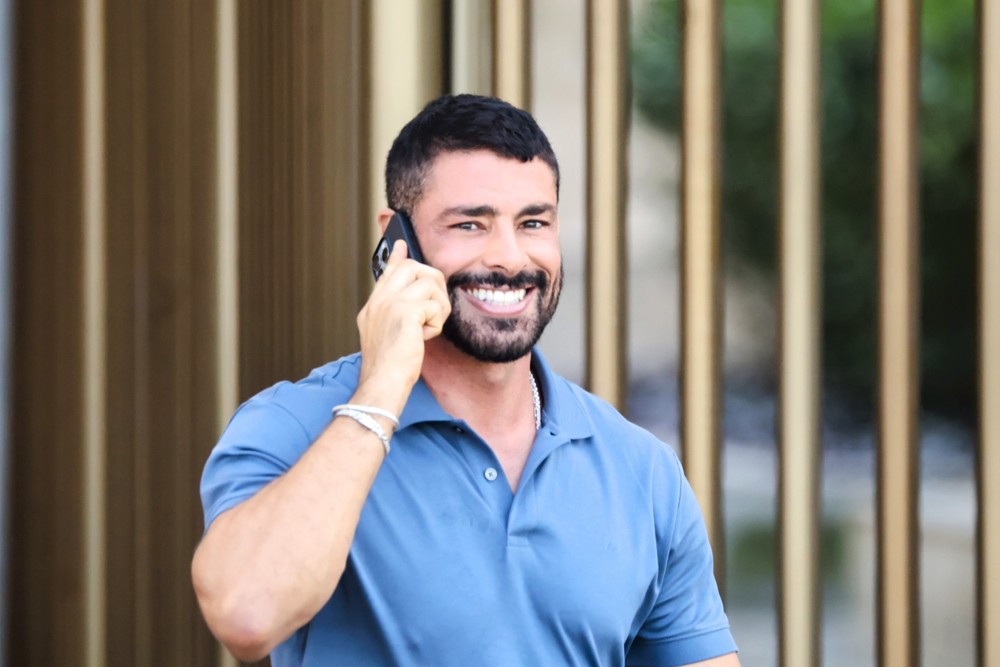 Cauã Reymond distribui sorrisos durante caminhada no Leblon; fotos