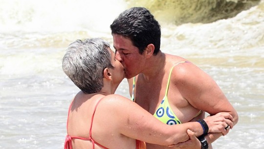 Claudia Rodrigues tem momento romântico e beija muito a namorada na praia