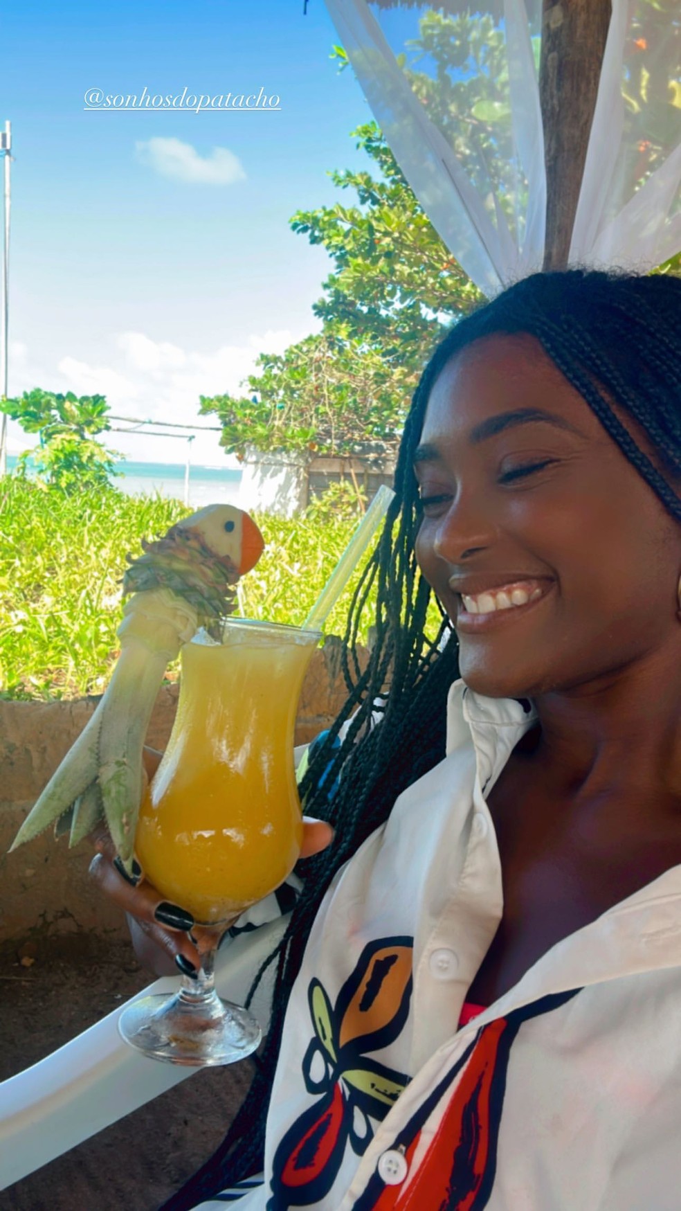 Erika Januza e produtor Jose Junior, do AfroReggae, trocam beijos em viagem
