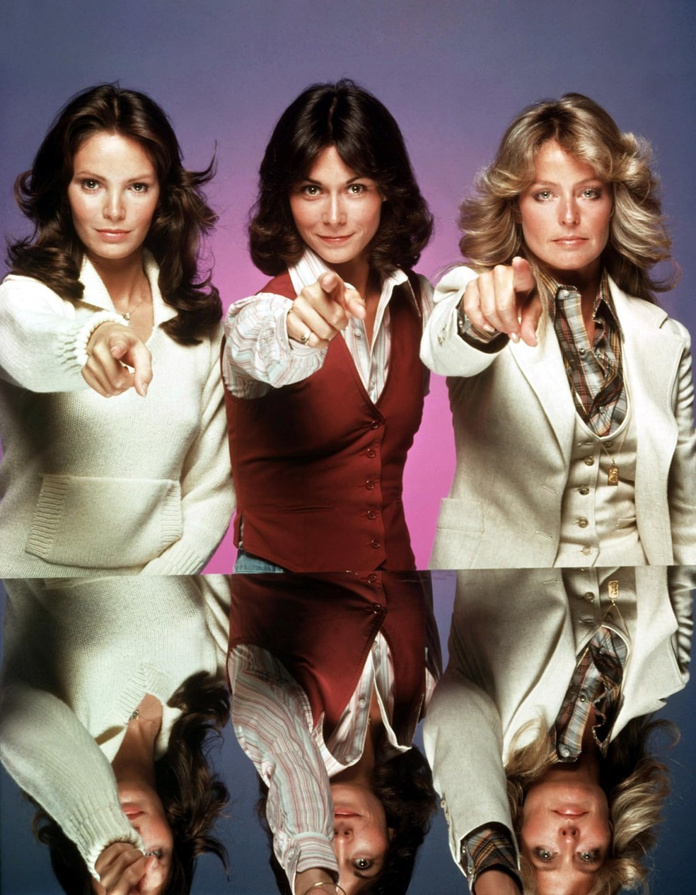 Farrah Fawcett, Kate Jackson e Jaclyn Smith em cena de 'As Panteras', de 1976 — Foto: IMDB