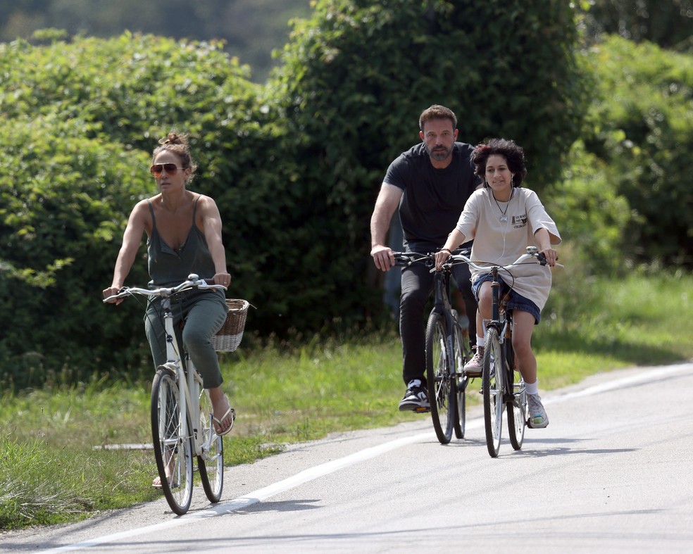Jennifer Lopez passeia de bicicleta com Ben Affleck e Emme — Foto: The Grosby Group