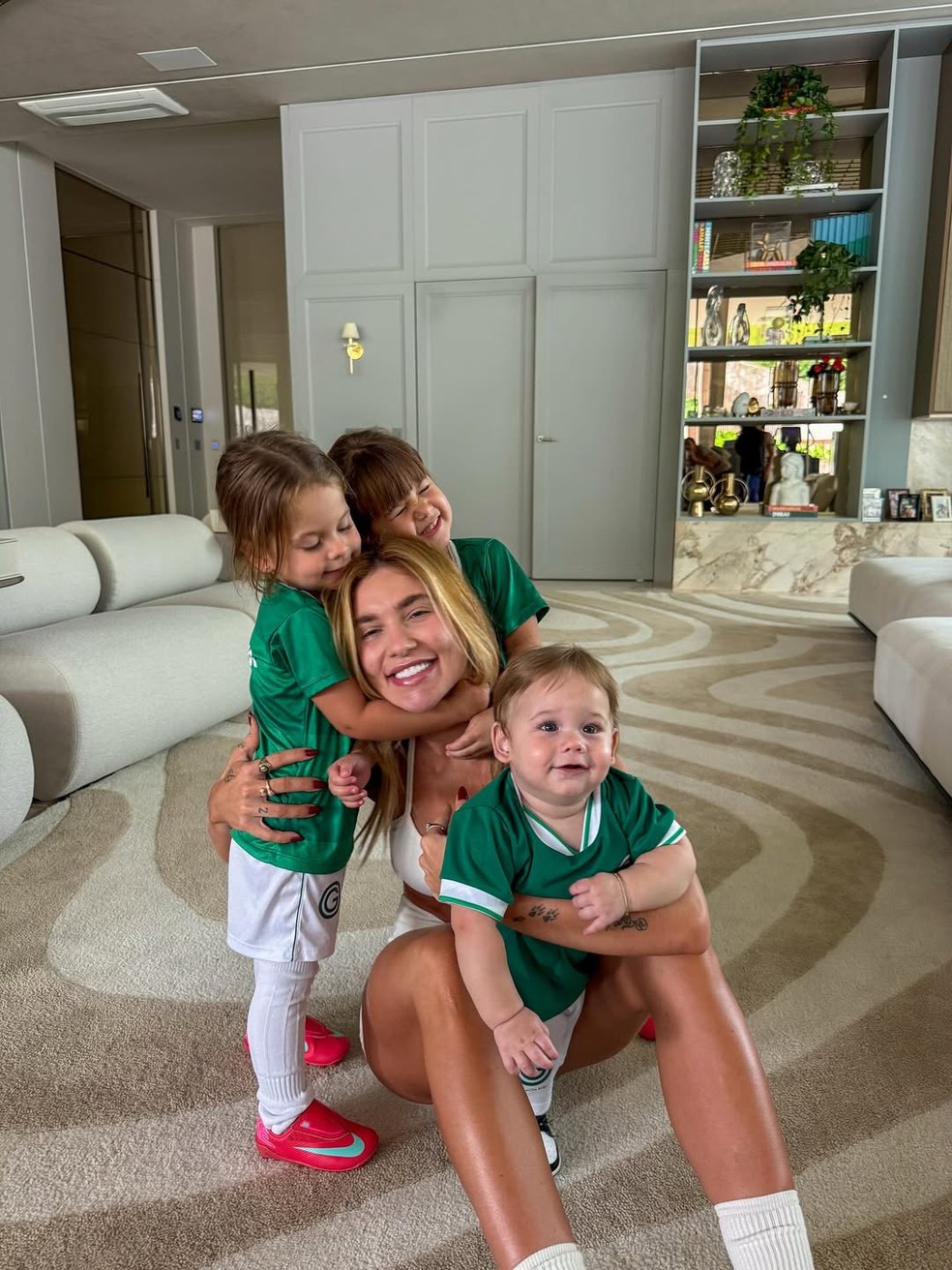 Virginia Fonseca com os filhos — Foto: Reprodução/Instagram