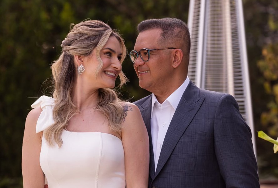 Lívia Avelar, viúva de Bruno Avelar, empresário que morreu em helicóptero que estava cantor Rick, presta homenagem