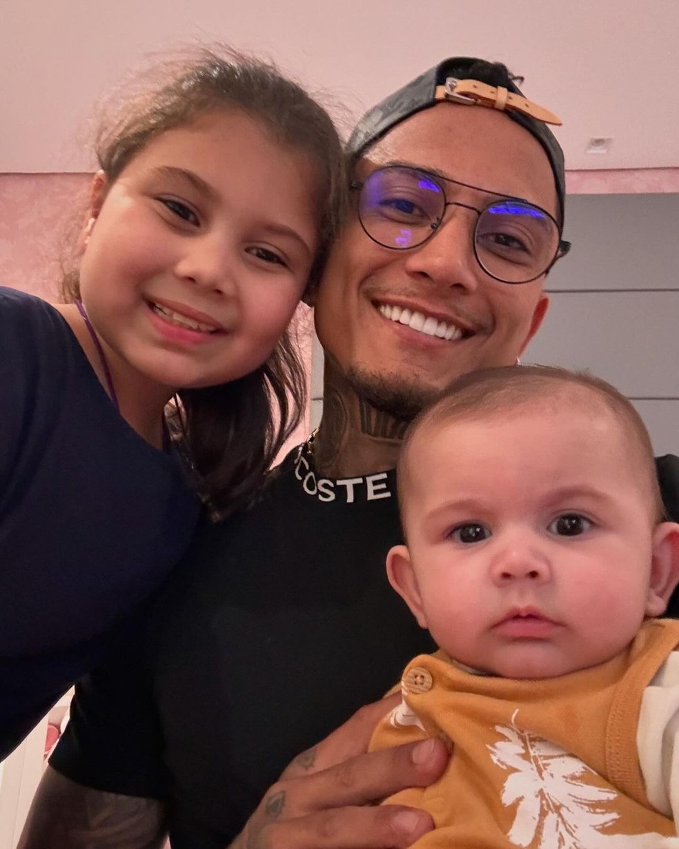 Dynho Alves mostra primeiro encontro das duas filhas: 'Esperei tanto por  esse momento'