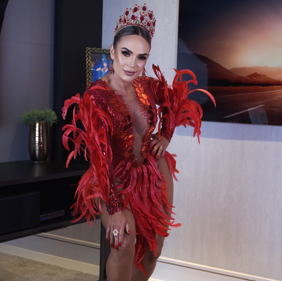 Francine Carvalho, Rainha da X-9 e Musa da Gaviões — Foto: Reprodução/Instagram