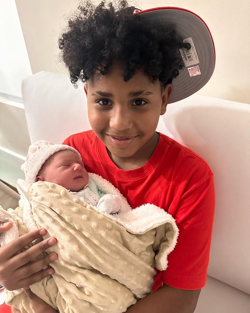 Jaden, filho de Roriguinho, com a sobrinha Haili, segunda neta do cantor — Foto: Instagram