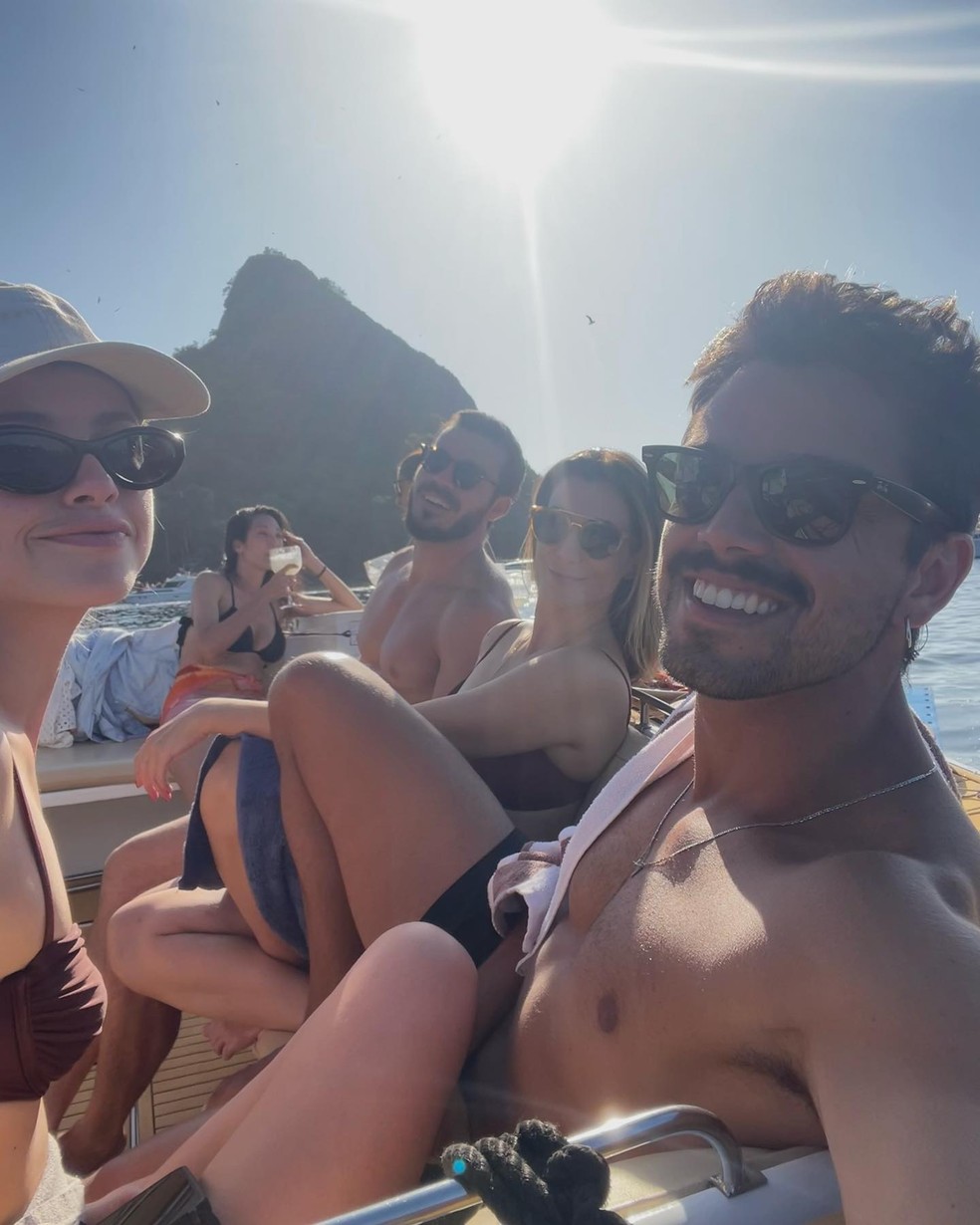 Agatha Moreira e Rodrigo Simas com amigos — Foto: Instagram
