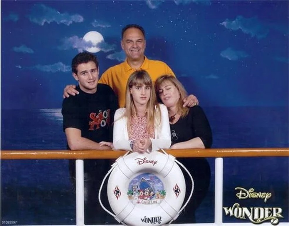 Oscar Schimdt, a esposa e os filhos — Foto: Reprodução/Instagram