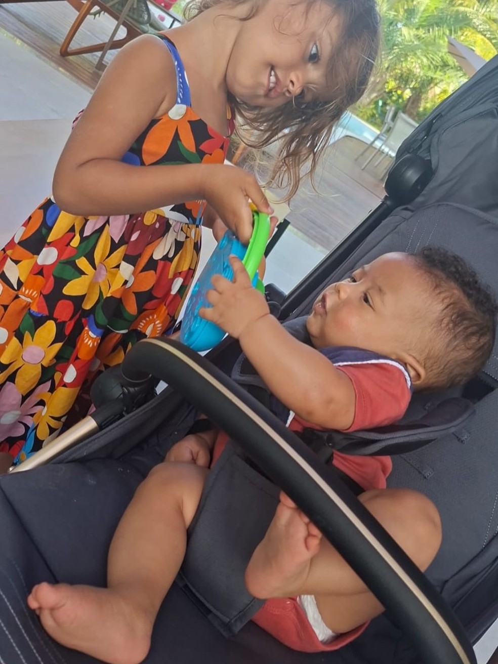 Bento, filho do Thiaguinho e de Carol Peixinho, com as primas — Foto: Reprodução/ Instagram