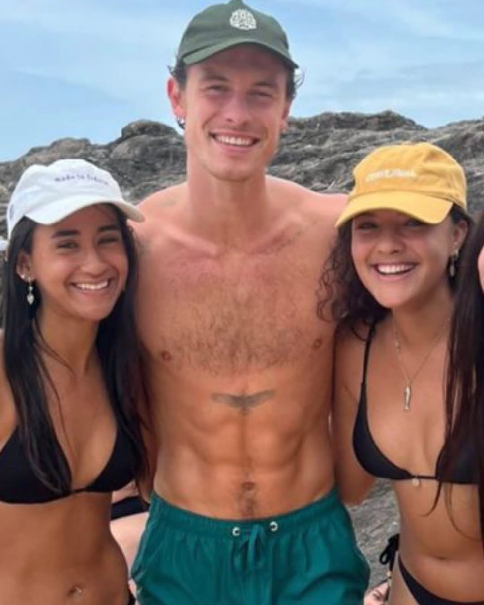 Shawn Mendes posa com fãs em praia de Salvador — Foto: Reprodução/Instagram