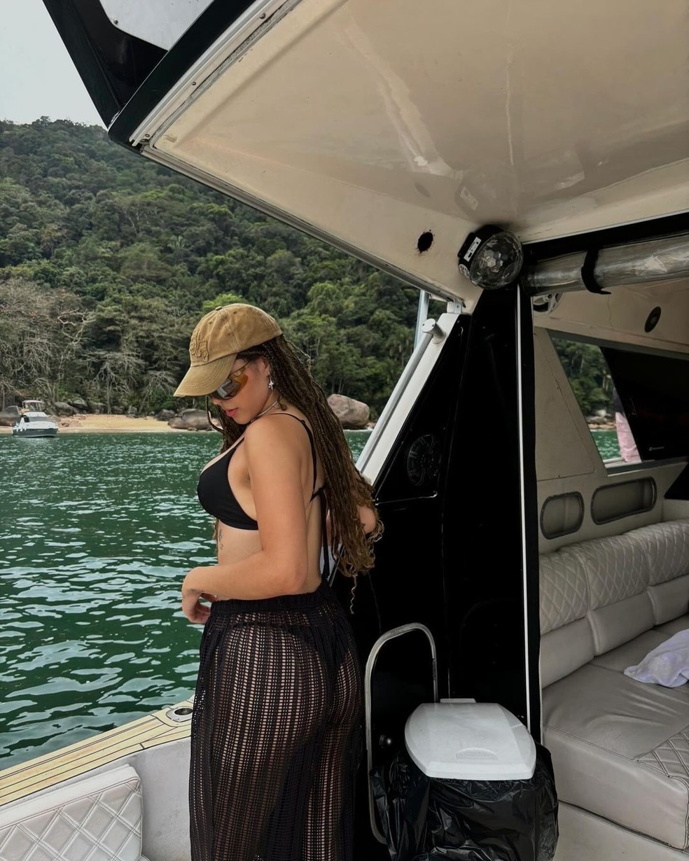 Aysha Benelli aproveitou o dia em iate — Foto: Reprodução/Instagram