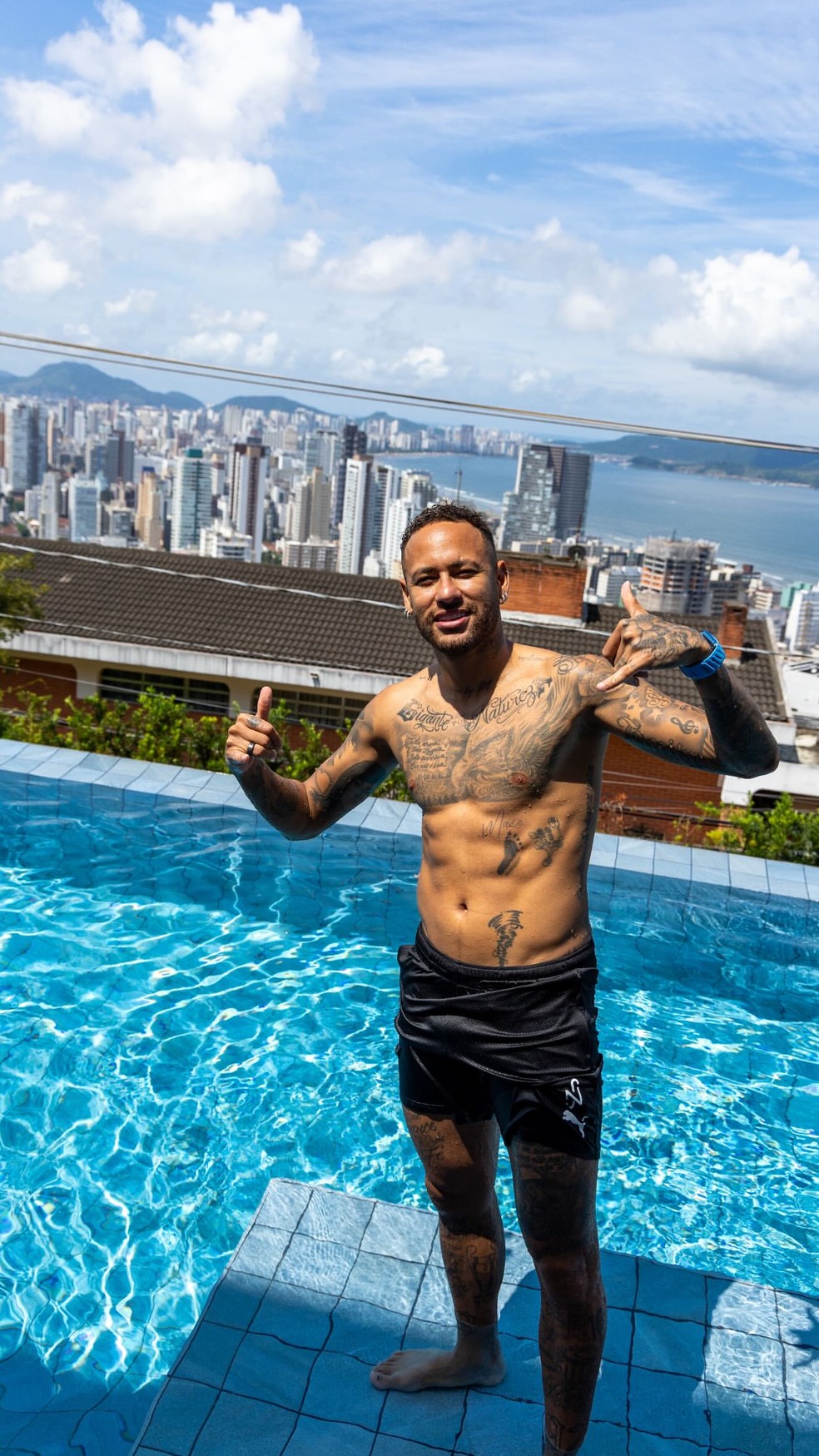 Neymar toma banho de piscina com a filha, Mavie &mdash; Foto: Reprodu&ccedil;&atilde;o/ Instagram