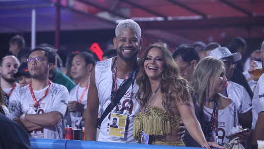 Viviane Araújo curte primeiro dia de Carnaval no Rio com o marido em camarote