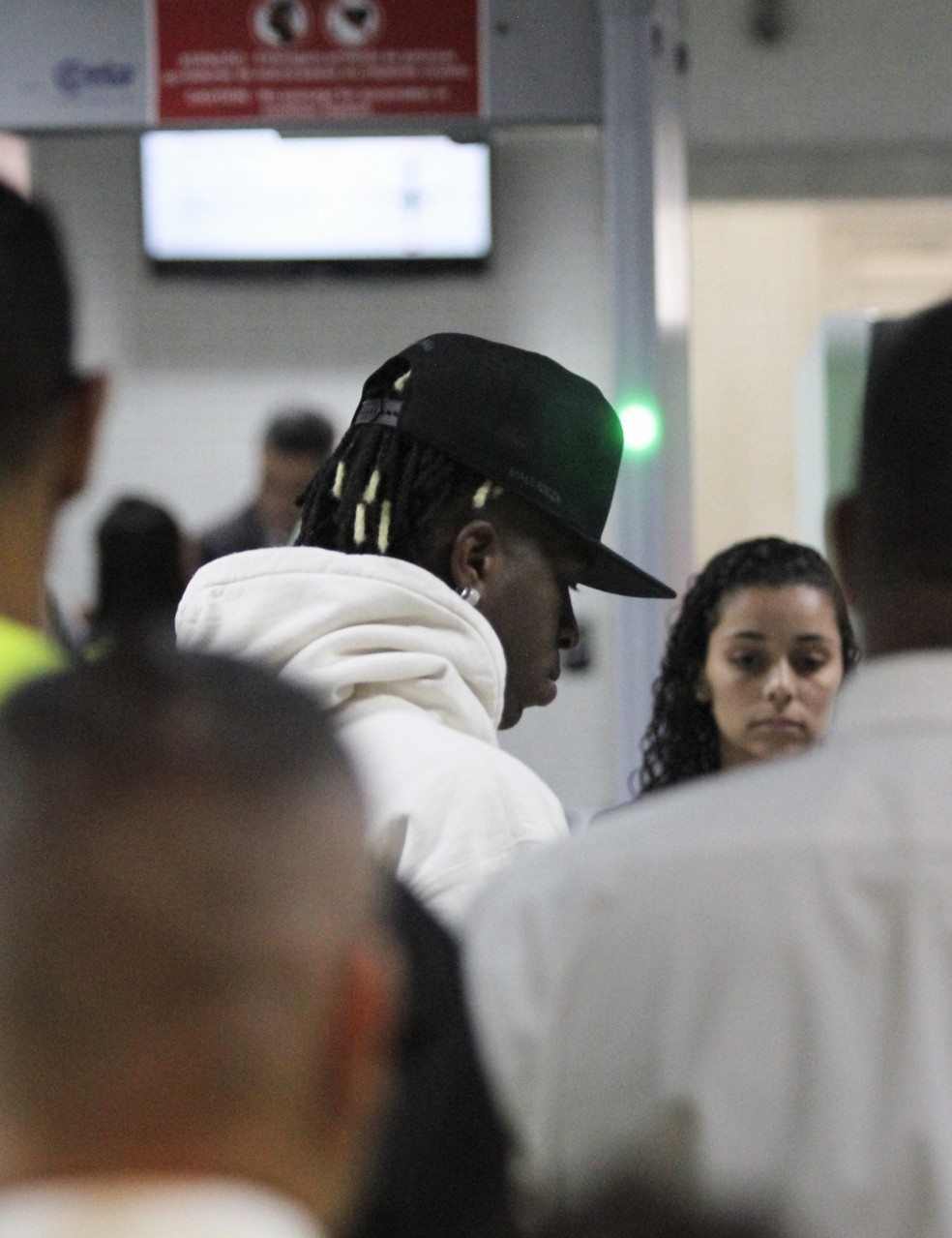 Vini Jr. no aeroporto Santos Dummond, no Rio — Foto: Adão/AgNews