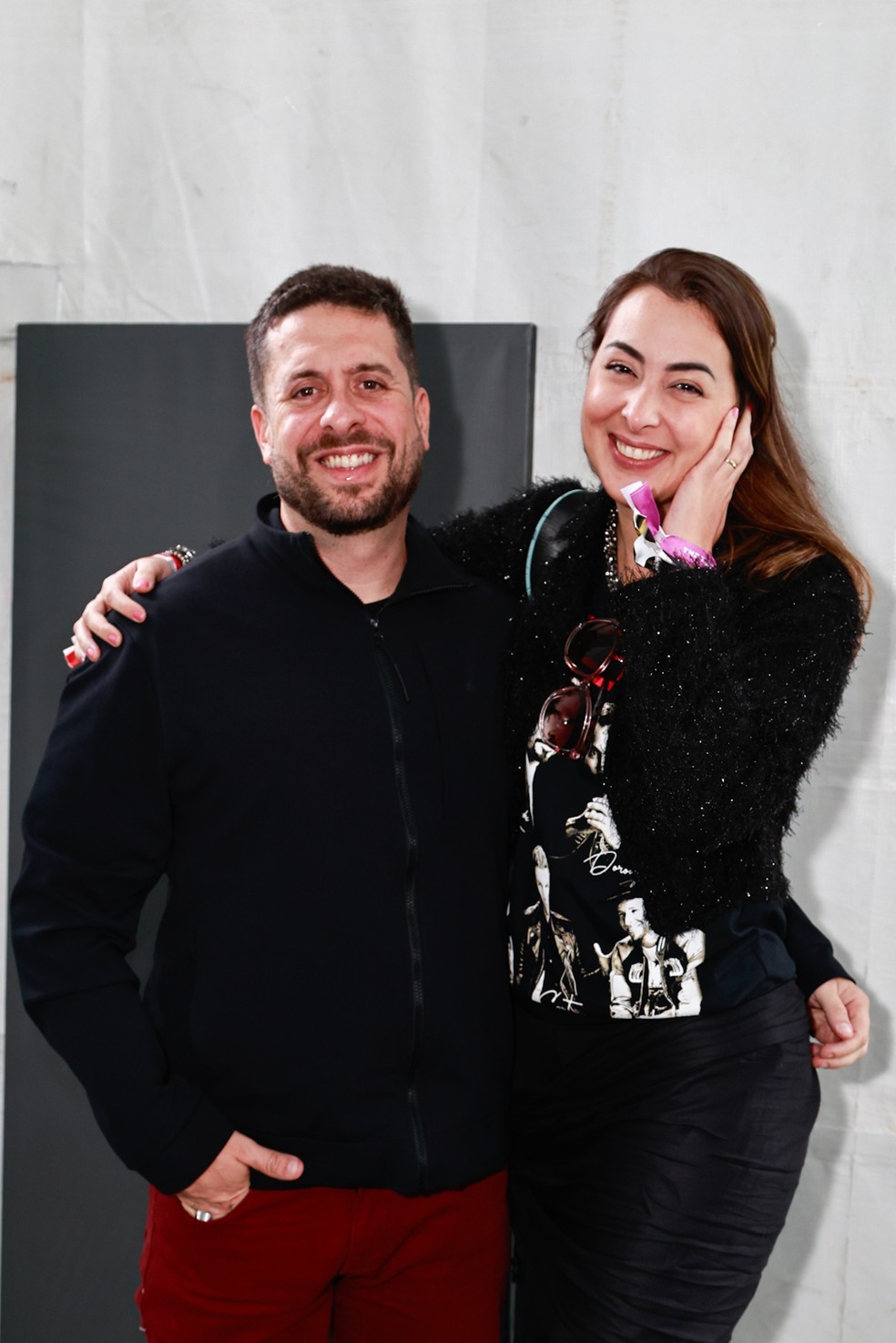 Look de Maurício Meirelles e Emily Borges — Foto: Van Campos/ Agnews