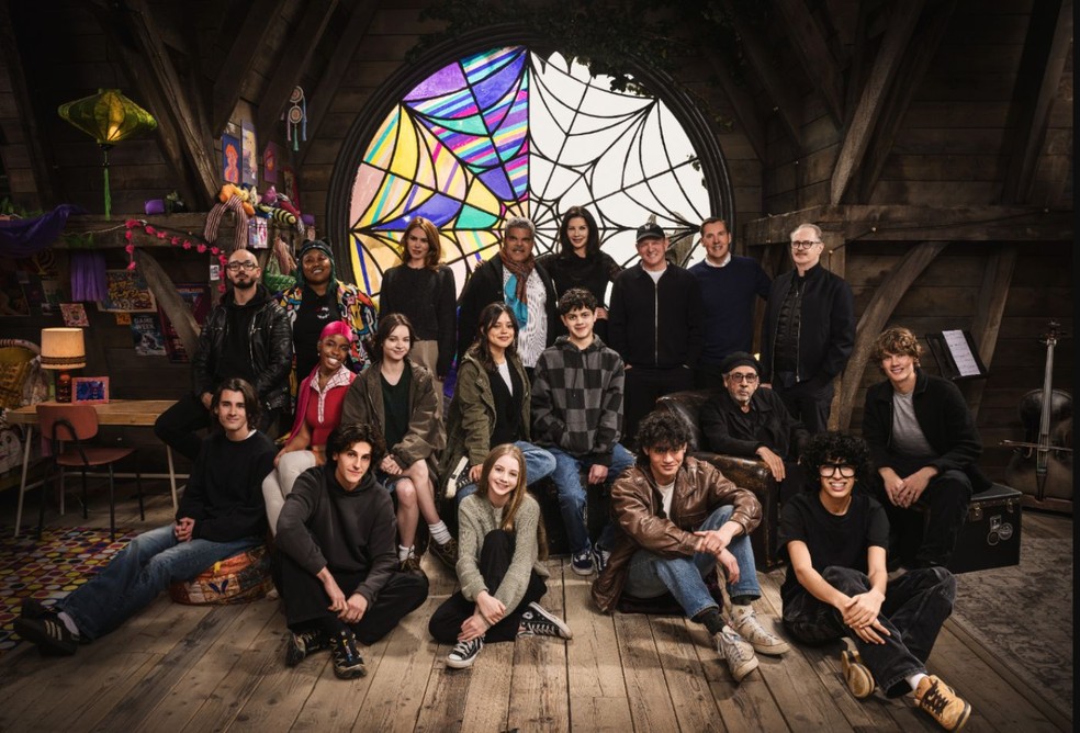 Elenco de Wandinha no set de gravações — Foto: Divulgação/Netflix