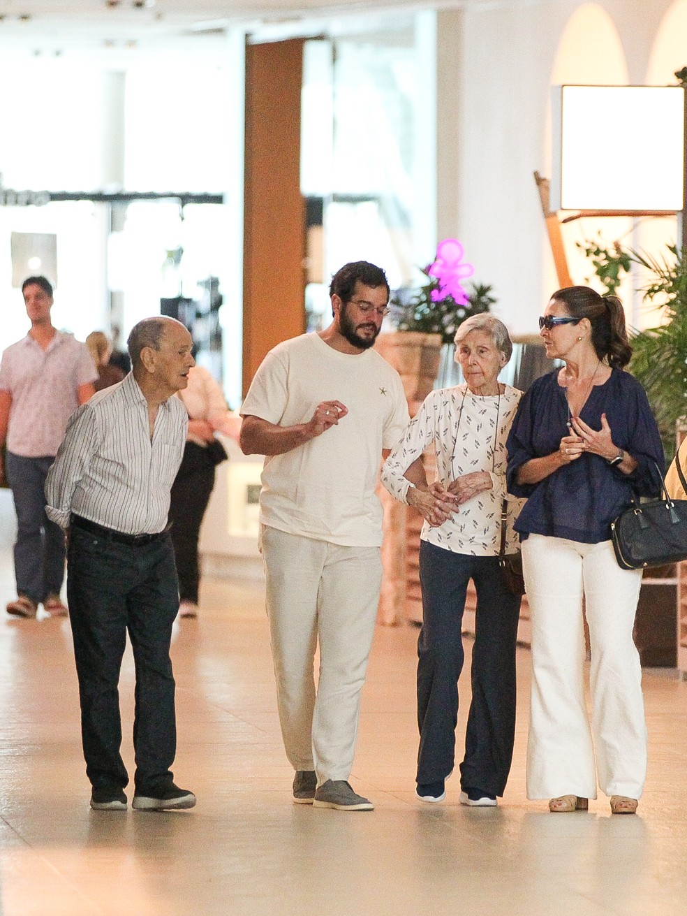 F&aacute;tima Bernardes e T&uacute;lio Gad&ecirc;lha com os pais da apresentadora, Am&acirc;ncio e Eunice &mdash; Foto: Edson Douglas/AgNews