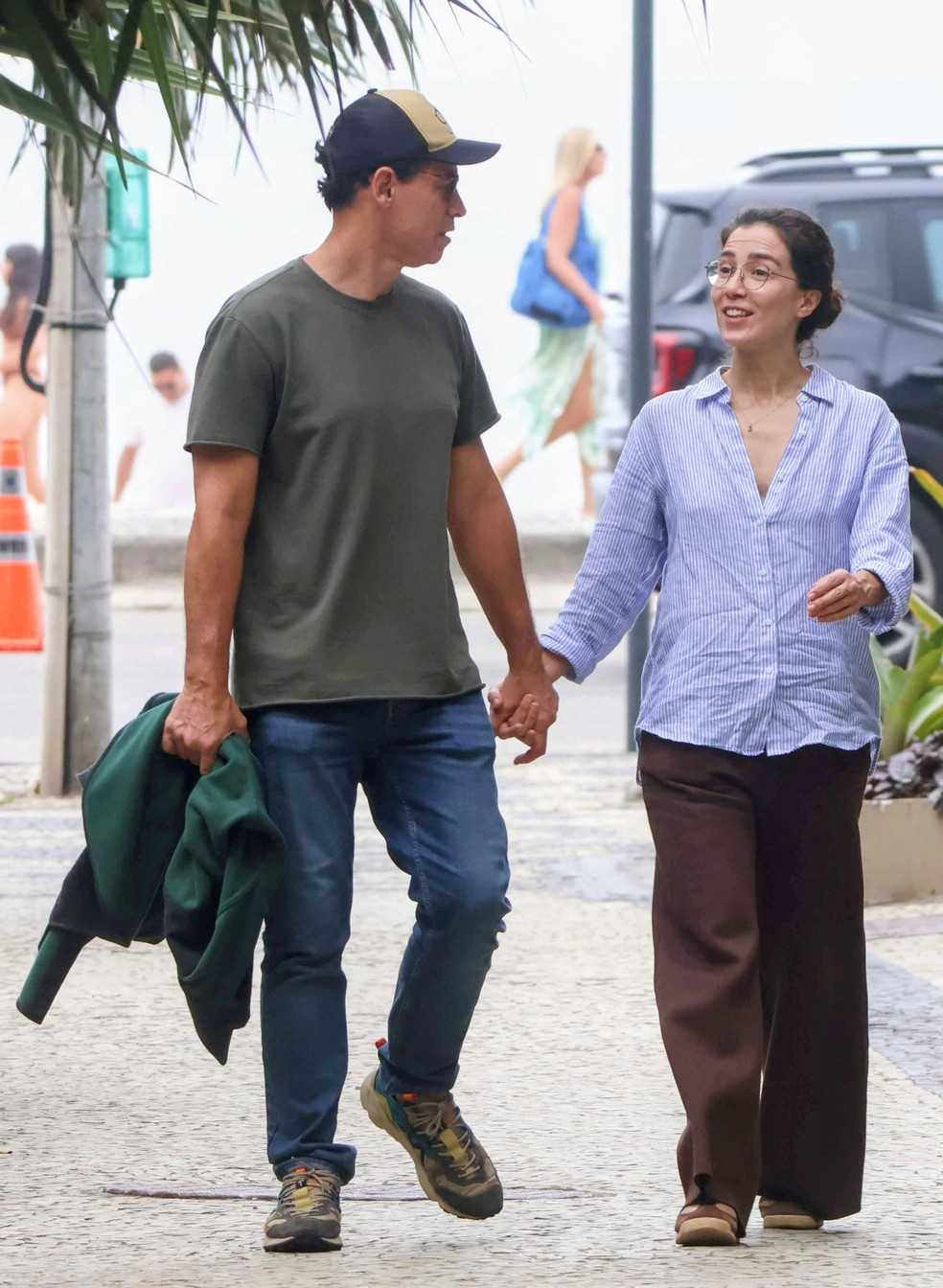 Marjorie Estiano passeia com o namorado, Márcio Maranhão, no Rio — Foto: Daniel Delmiro/AgNews