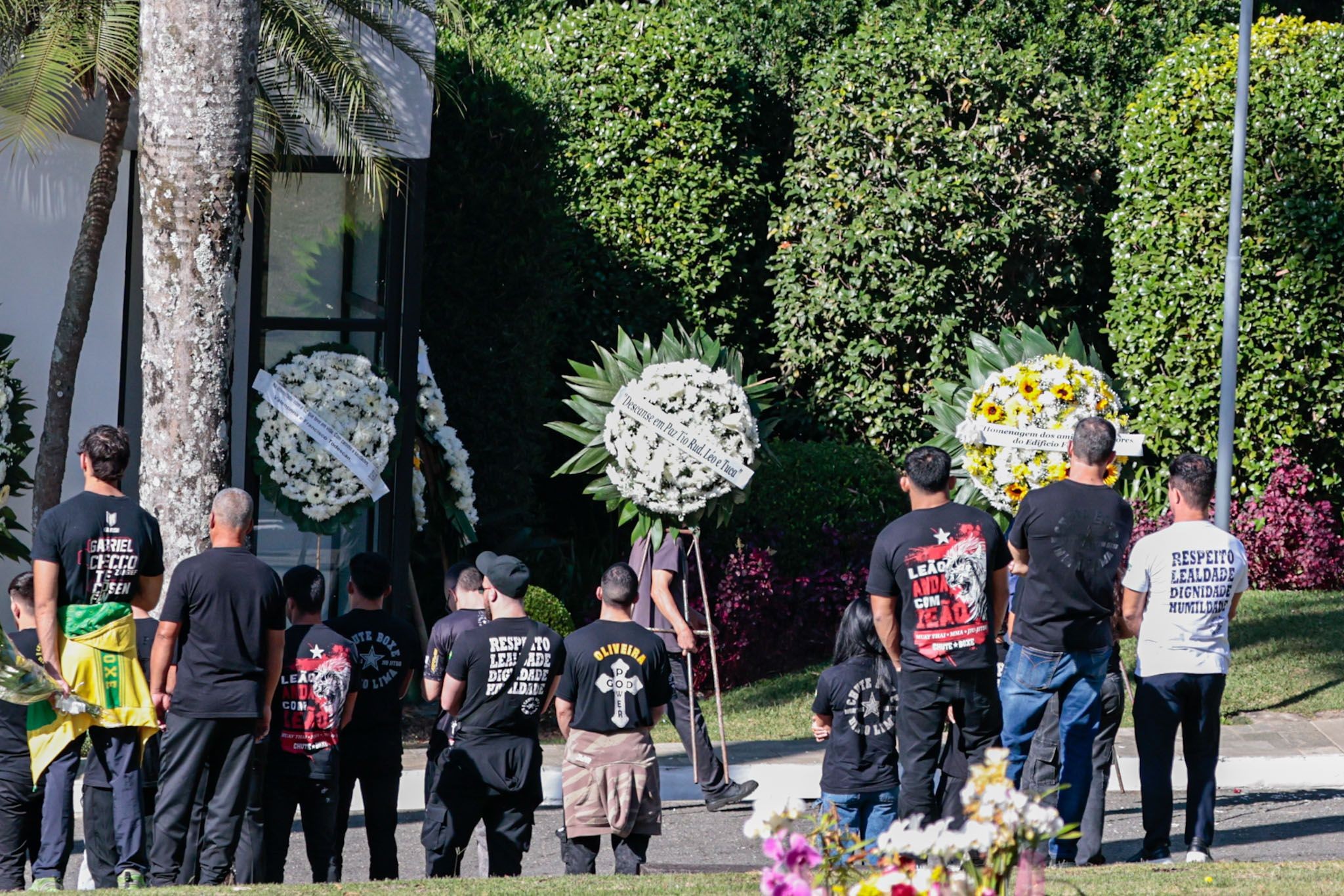 Amigos e familiares vão ao velório de Allan 