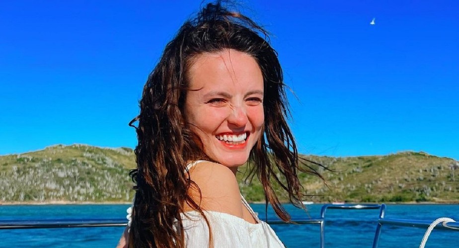 Atores que trabalharam com Larissa Manoela se manifestam em post de André Luiz Frambach