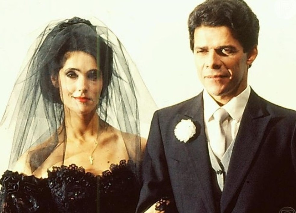 Com vestido de noiva preto, Fernanda (Christiane Torloni) casou com Caio (José Mayer) em 'Selva de Pedra' (Globo, 1986) — Foto: TV Globo