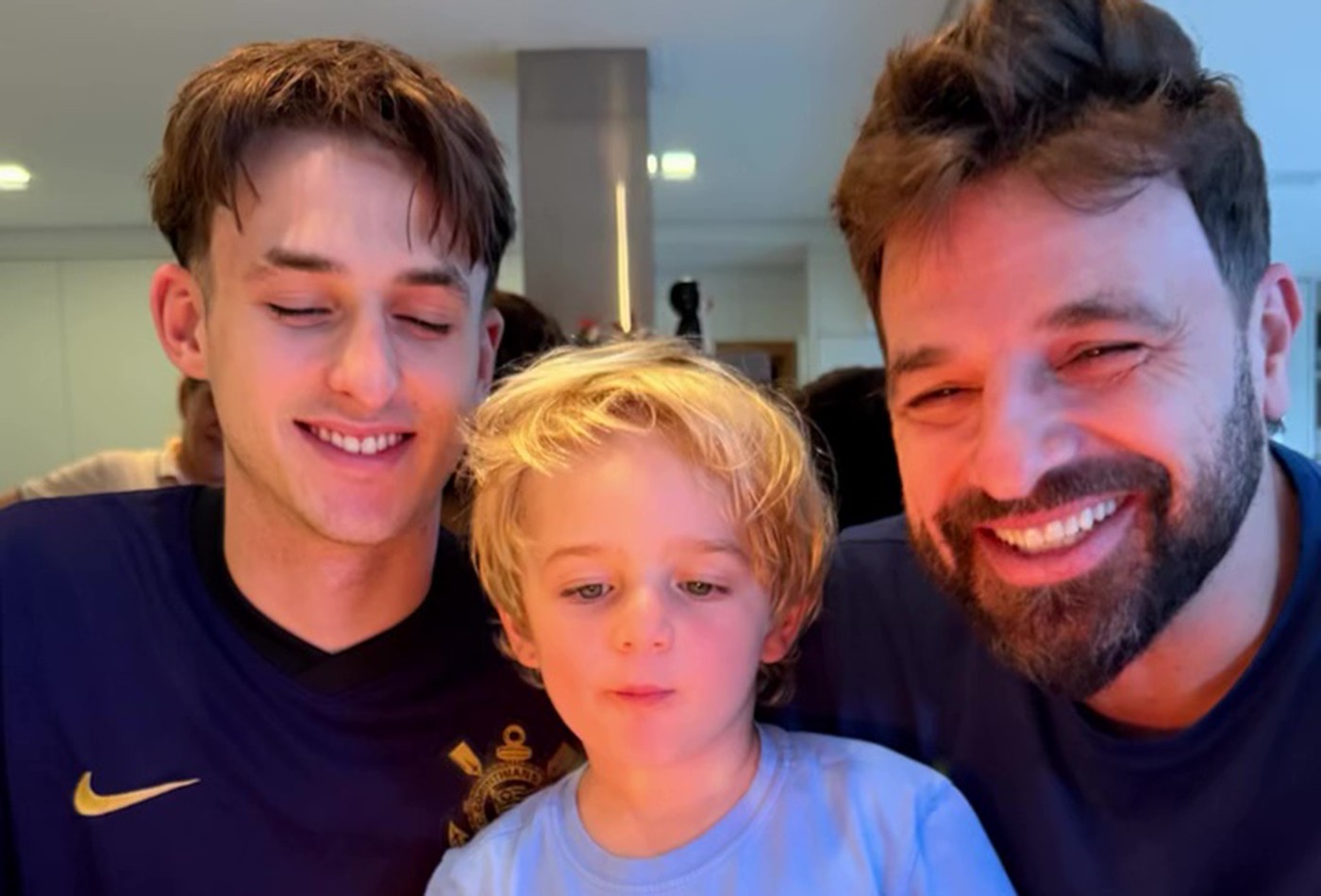 Cássio Reis comemora seus 49 anos com os filhos 