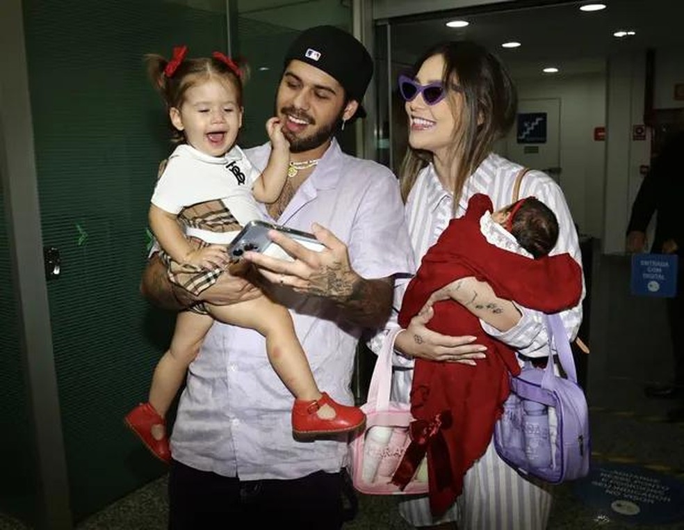 Virginia Fonseca e Zé Felipe deixam a maternidade com Maria Flor: 'Estamos muito felizes'