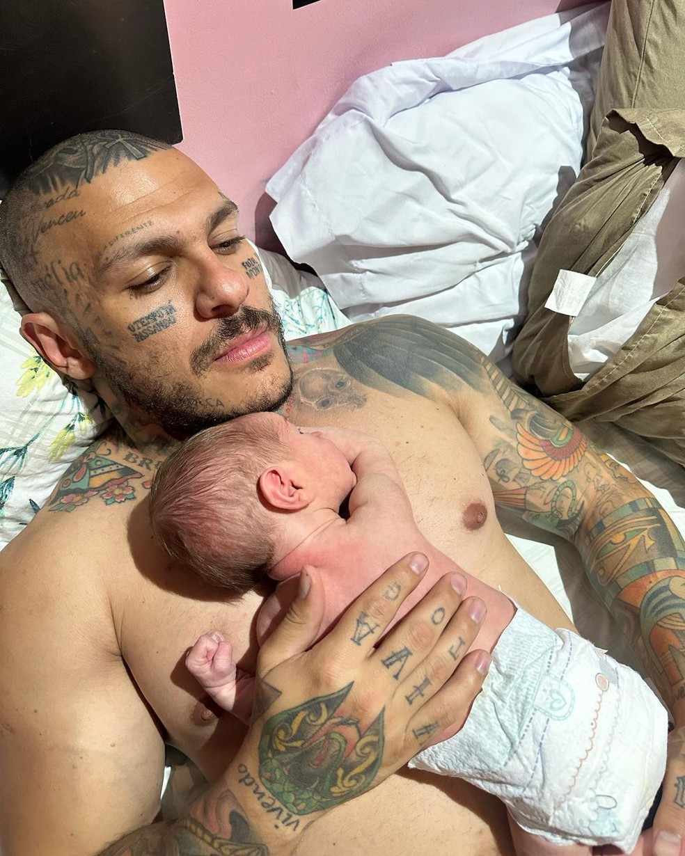 Toguro passa primeira madrugada em casa com o filho — Foto: Reprodução/ Instagram