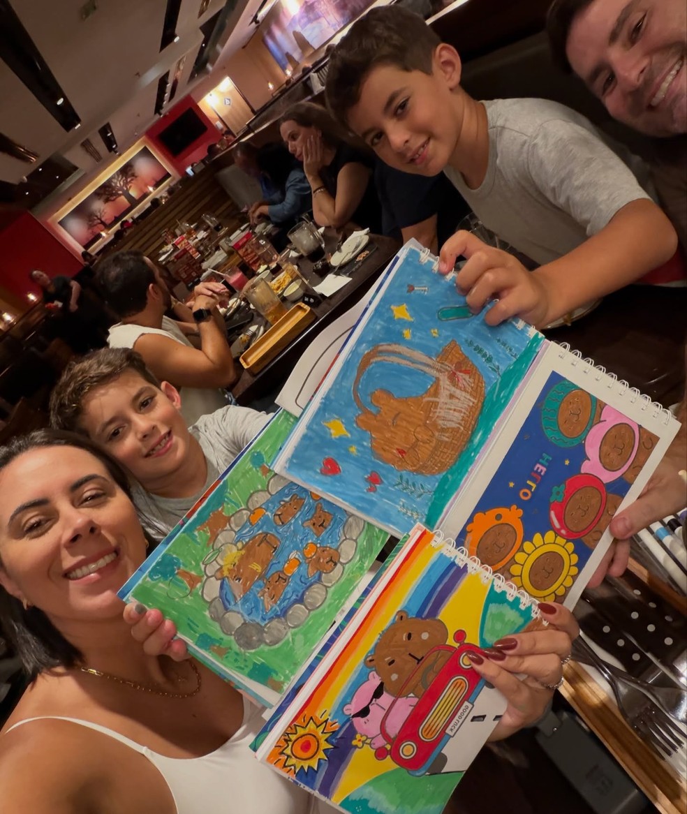 Juliana Venancio e Paulo Fragoso, do Canal dos Caçadores, com os filhos, os gêmeos Erick e Henrique — Foto: Reprodução | Instagram